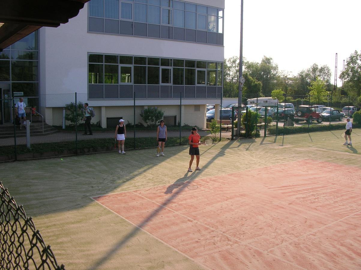 Sport- Und Tagungshotel Kenzingen Exterior photo